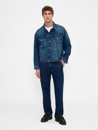 Avslappnade raka byxjeans