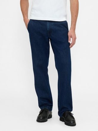 Avslappnade raka byxjeans