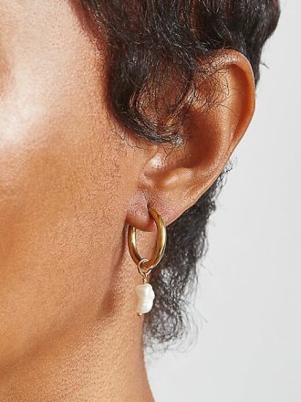 Guld Single Pearl Huggie örhängen
