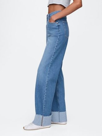 Lösa 90-tals jeans med muddar i medelhög höjd